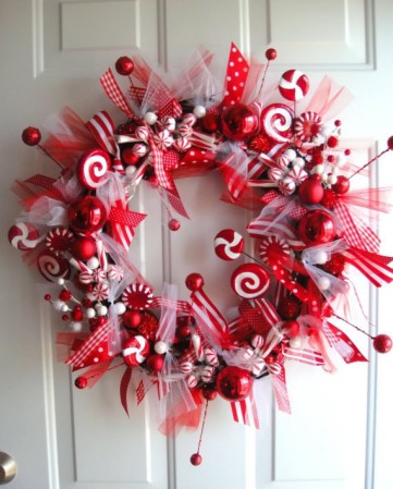 New Year's wreath of candies to decorate the door