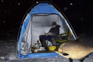 Pêche hivernale de nuit à la brème