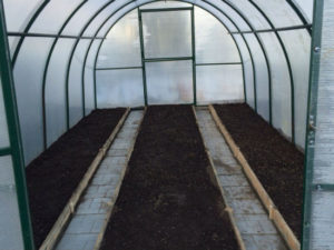 Preparando el invernadero para plantar tomates.